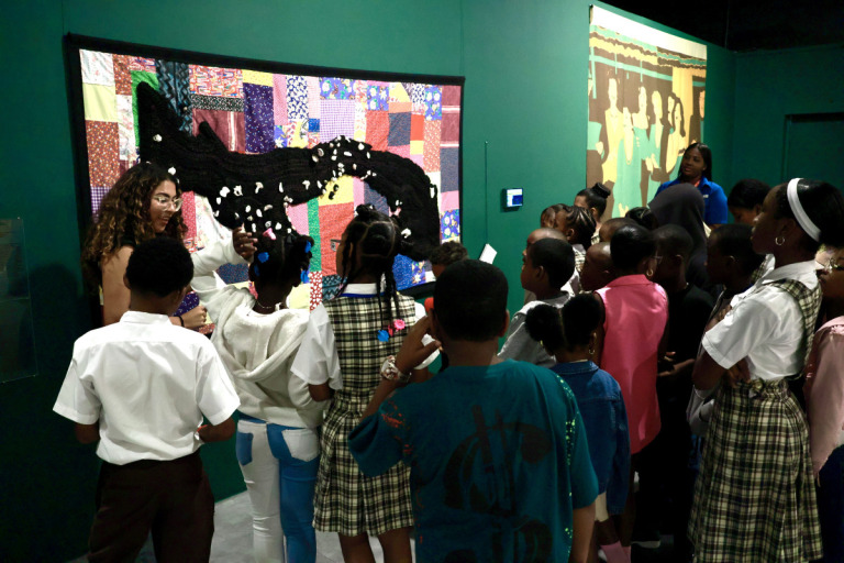 Niños y niñas de Barrio Sur de Colón disfrutan de una visita educativa al Museo de Arte Contemporáneo