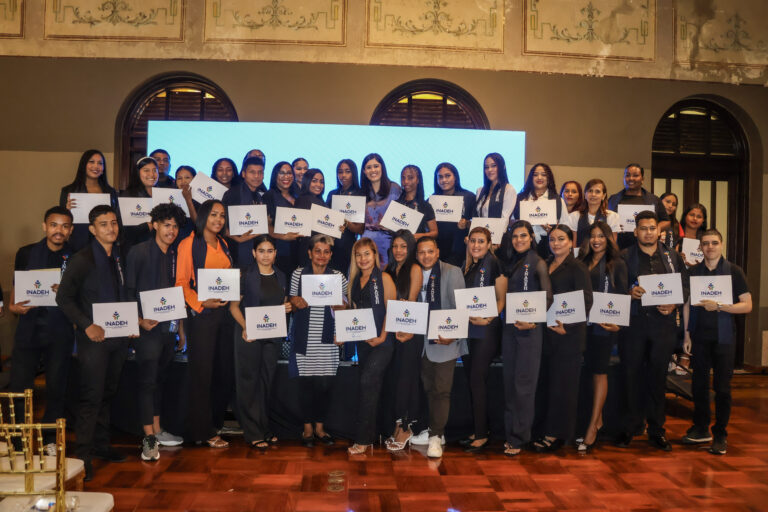 Más de mil graduandos reciben certificado del exitoso programa de Dipred e Inadeh