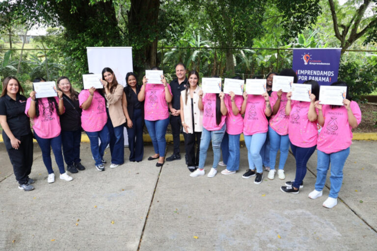 Adolescentes en conflicto con la ley presentan sus planes de negocios tras culminar curso de emprendimiento